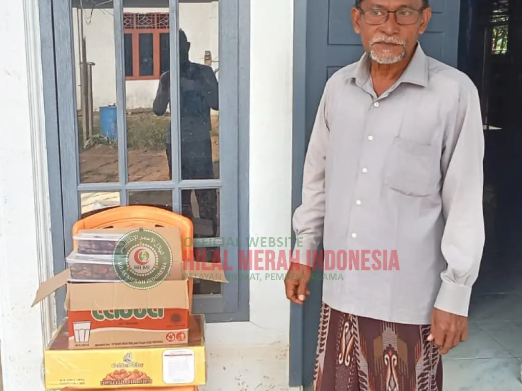 HILMI Pembagian Kurma bagi Jamaah Khalwah Dayah Rauzatul Muta'alimat Aceh Utara