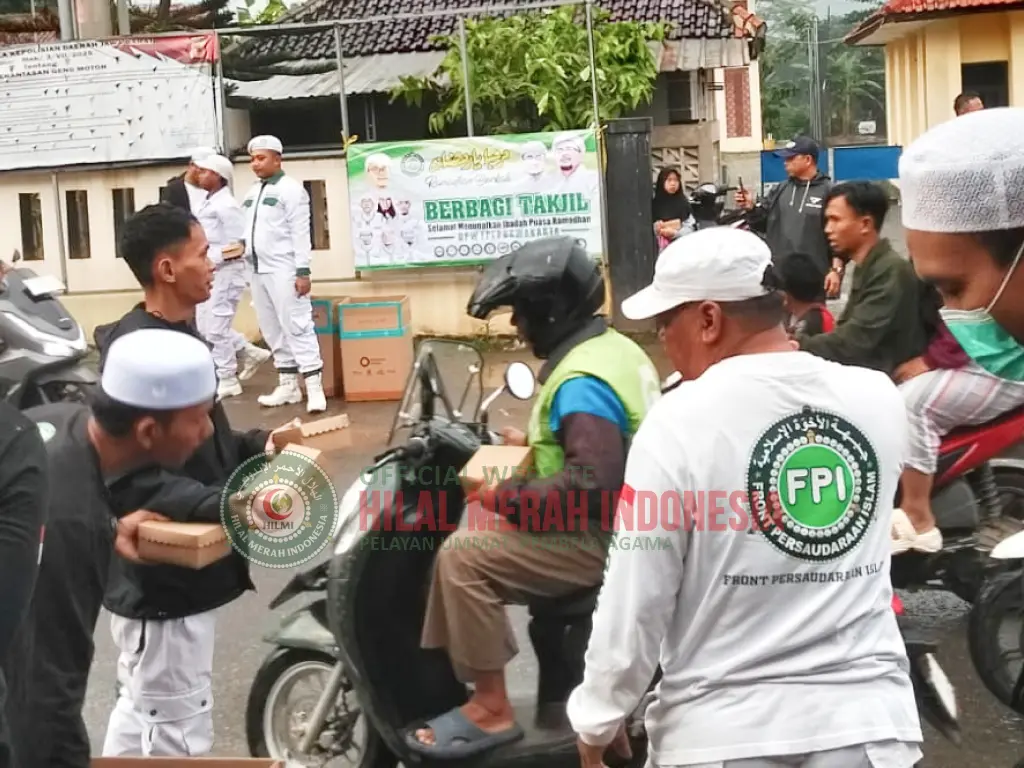 Hilmi DPW FPI Purwakarta, Bagikan Takjil Gratis Kepada Masyarakat