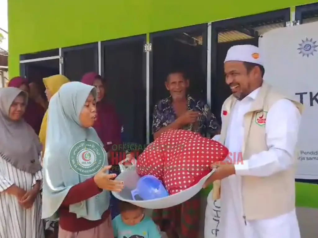 Hilmi Imam FPI Aceh Berlebaran Bersama Korban Banjir di Gampong Gunci 1