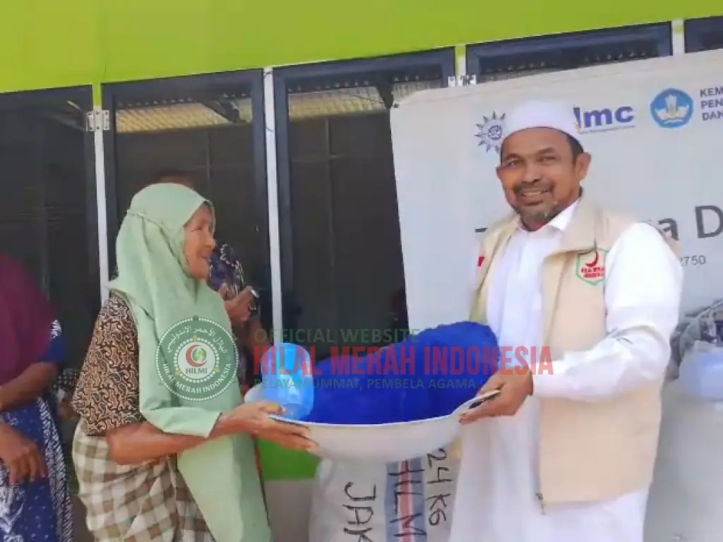 Hilmi Imam FPI Aceh Berlebaran Bersama Korban Banjir di Gampong Gunci