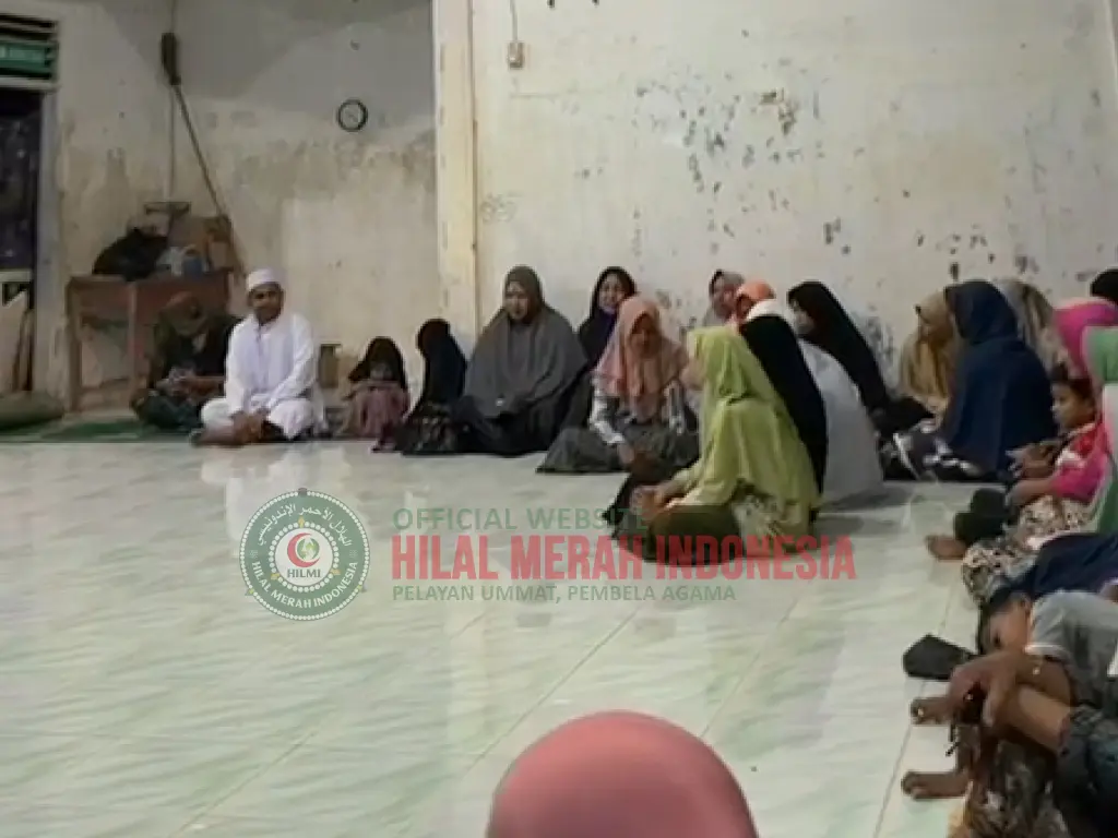 Hilmi Tausiah dan Pembagian Kurma serta Pakaian Sholat untuk Anak-Anak Korban Banjir