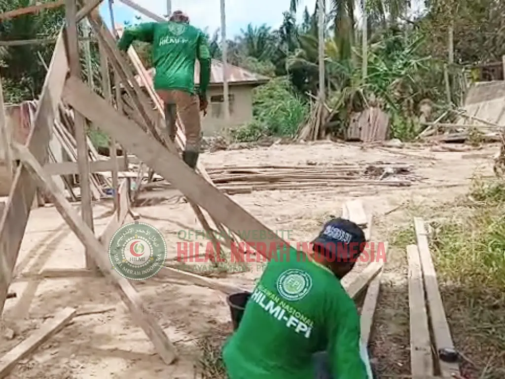 Di Tengah Keterbatasan, HILMI FPI Bangunkan Huntara untuk Ibu Erawati 1