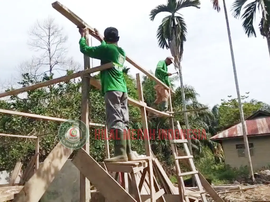 Di Tengah Keterbatasan, HILMI FPI Bangunkan Huntara untuk Ibu Erawati