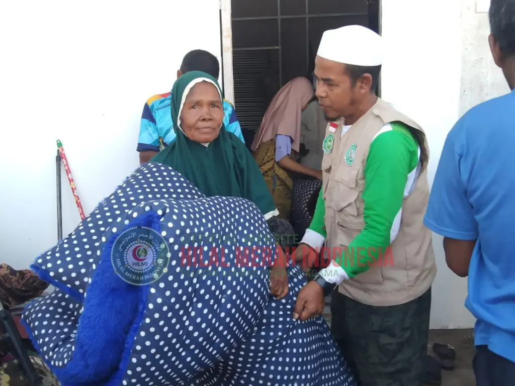 Hilmi Terus Bergerak Ringankan Beban Lansia HILMI FPI Salurkan 35 Kasur di Huntara Aceh Tengah