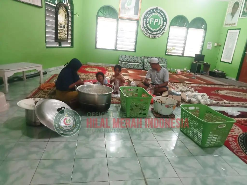 220 Bungkus Nasi Dibagikan dalam Kegiatan Jumat Berkah DPD FPI Kaltim dan Hilmi