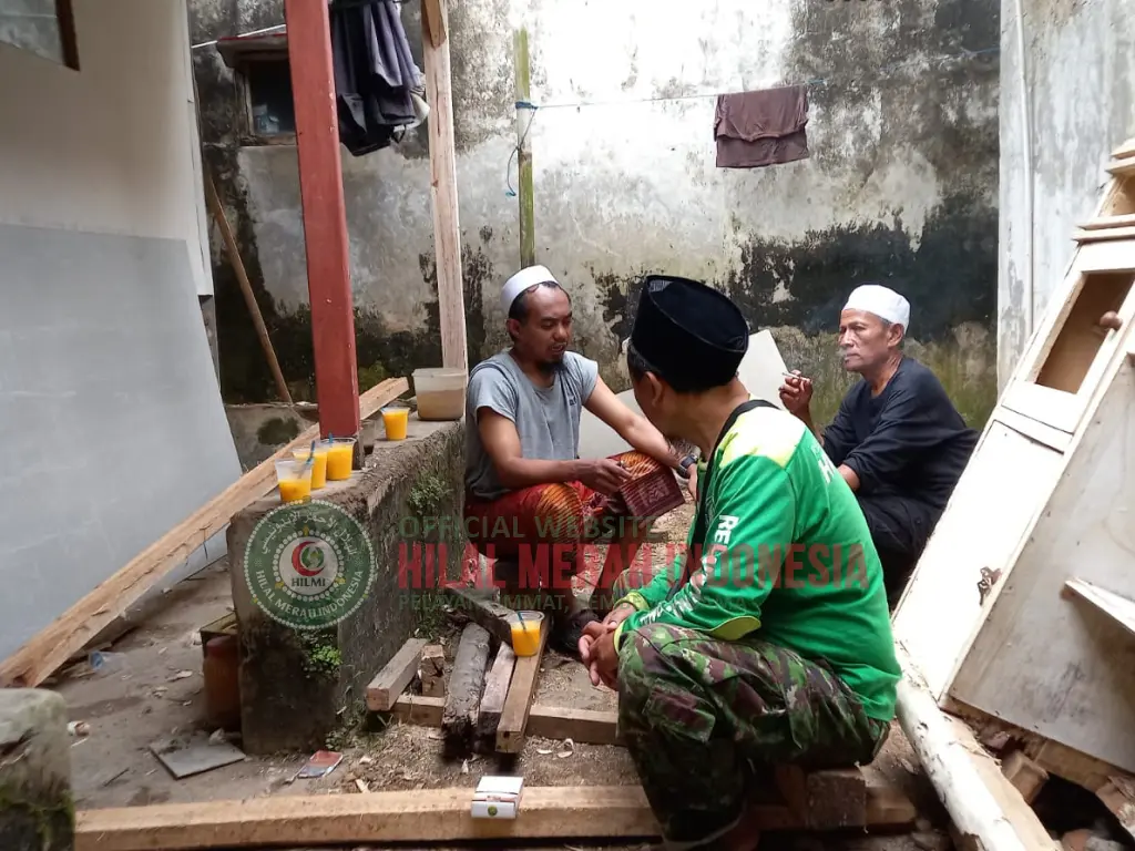 HILMI-FPI Kab.Tasikmalaya Bersama Warga Gotong Royong Bedah Rumah Kakek Lansia