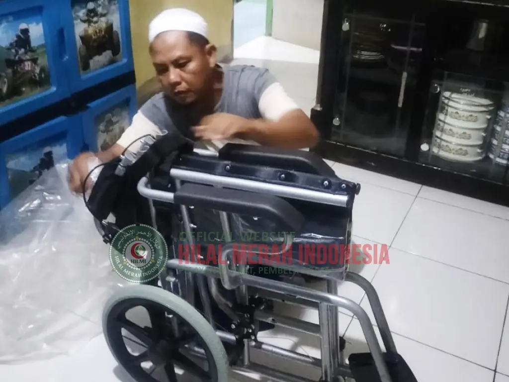 Salurkan Bantuan Kursi Roda HILMI-FPI Salurkan Bantuan Kursi Roda untuk Warga Pasirwaru Cianjur 1