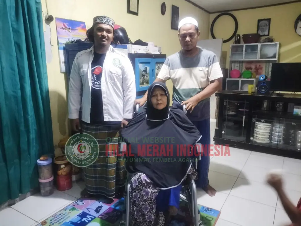 HILMI-FPI Salurkan Bantuan Kursi Roda untuk Warga Pasirwaru Cianjur