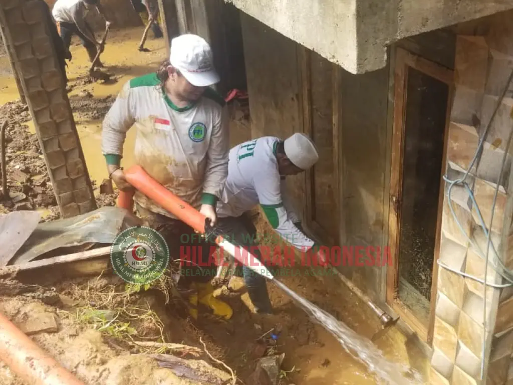HILMI–FPI Ciamis Bersama Warga Gotong Royong Bersihkan Longsor dan Salurkan Bantuan untuk Korban
