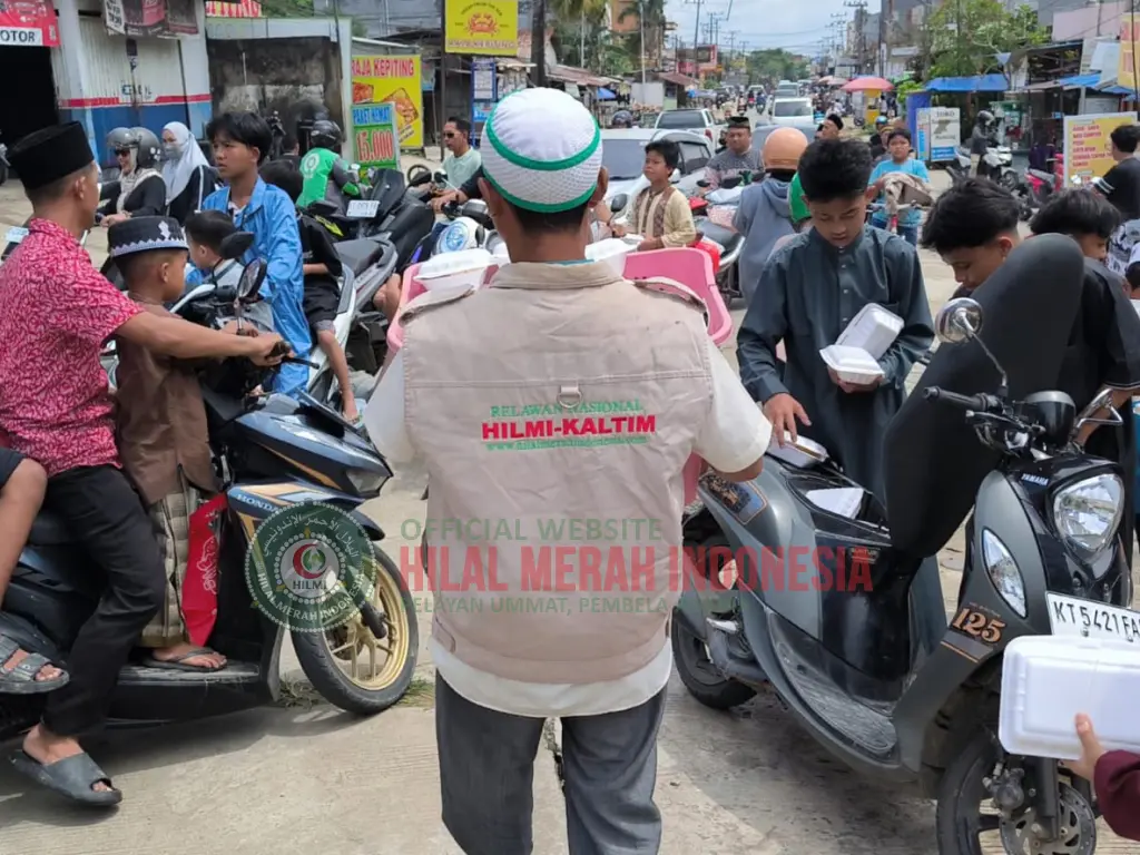 Hilmi 200 Nasi Kotak Dibagikan untuk Jamaah dan Pengguna Jalan di Samarinda 1