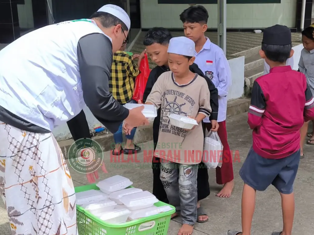 Hilmi 200 Nasi Kotak Dibagikan untuk Jamaah dan Pengguna Jalan di Samarinda