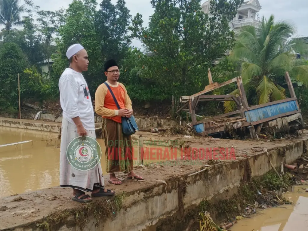 Hilmi Relawan FPI Lebak Kota Bantu Bersihkan Sisa Banjir Bandang di Ponpes Minhajusalimin 1