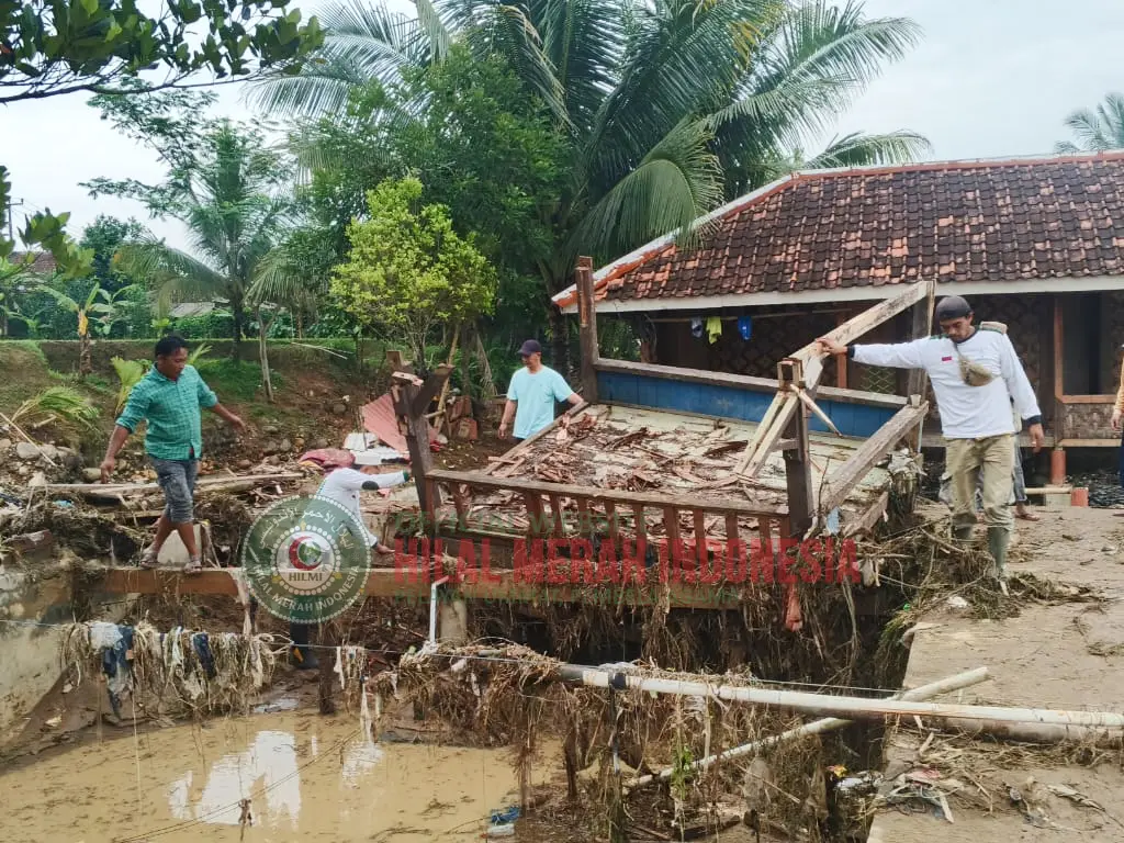 Hilmi Relawan FPI Lebak Kota Bantu Bersihkan Sisa Banjir Bandang di Ponpes Minhajusalimin