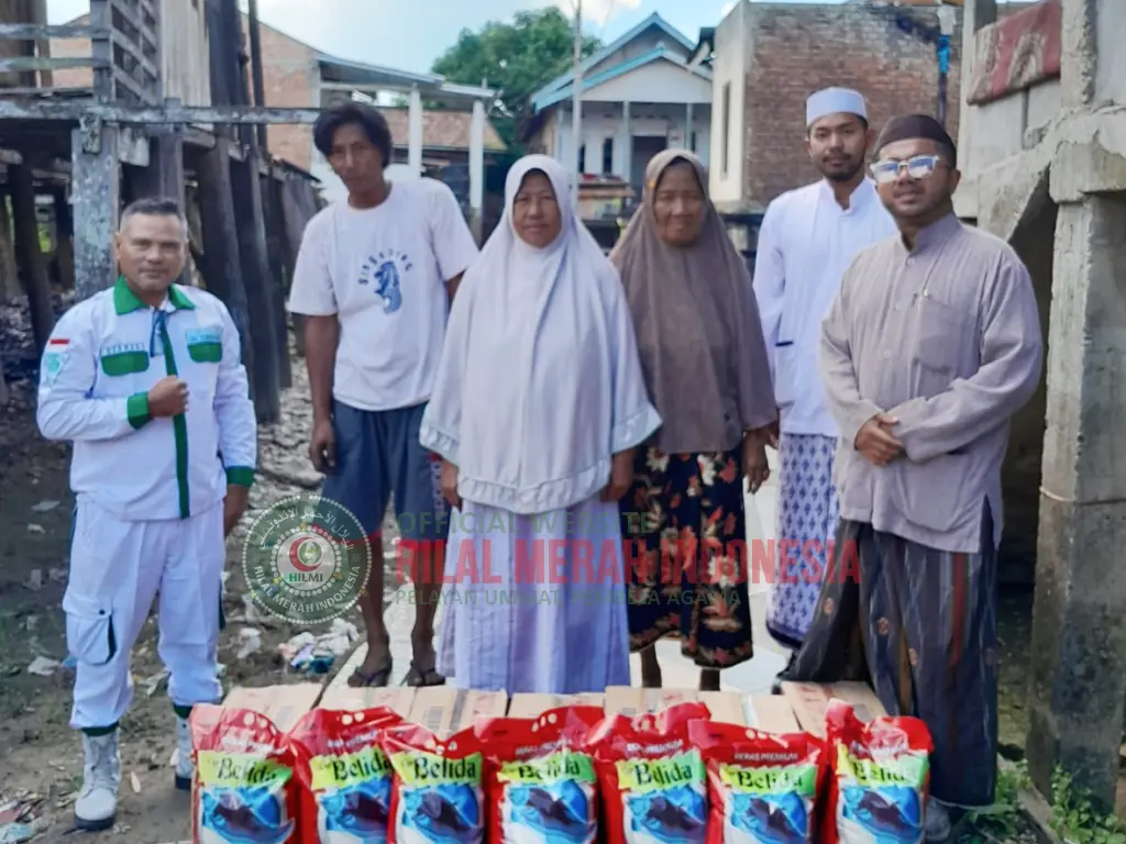 Korban Kebakaran di Kelurahan Arab Melayu, Jambi Terima Bantuan Sembako dari HILMI FPI 1