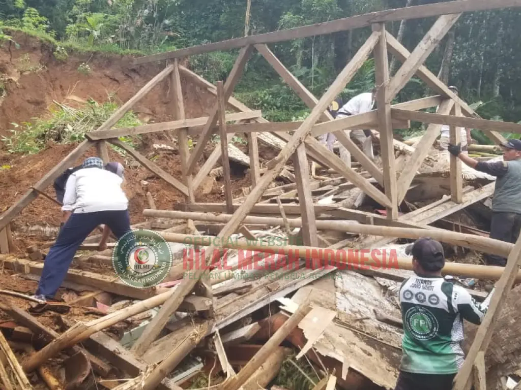 Relawan HILMI dan Warga Bergerak Cepat Longsor Tutup Permukiman di Ciamis, Relawan HILMI dan Warga Bergerak Cepat 1