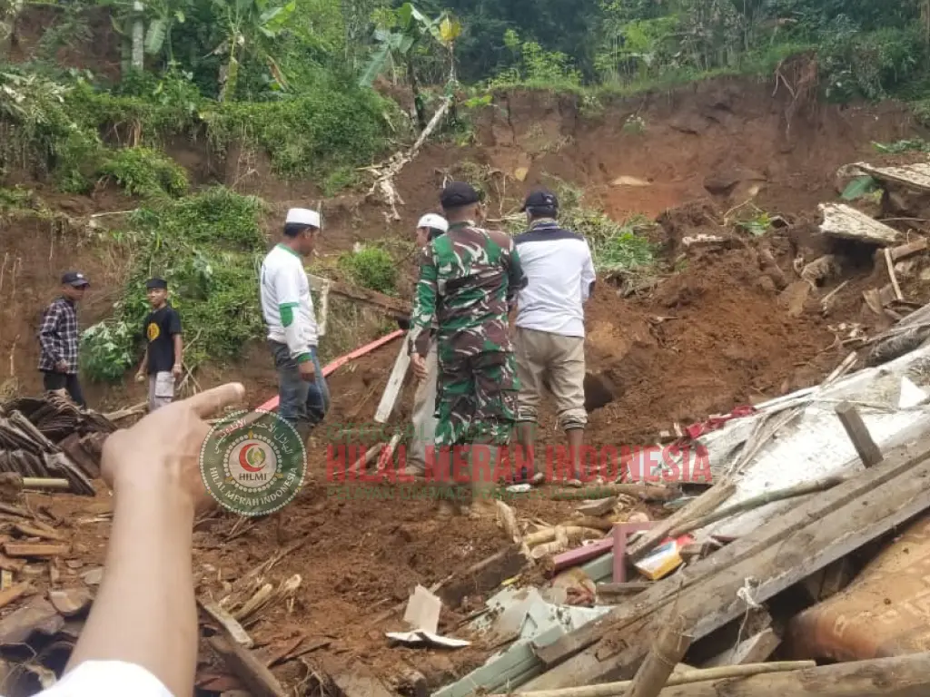 Longsor Tutup Permukiman di Ciamis, Relawan HILMI dan Warga Bergerak Cepat