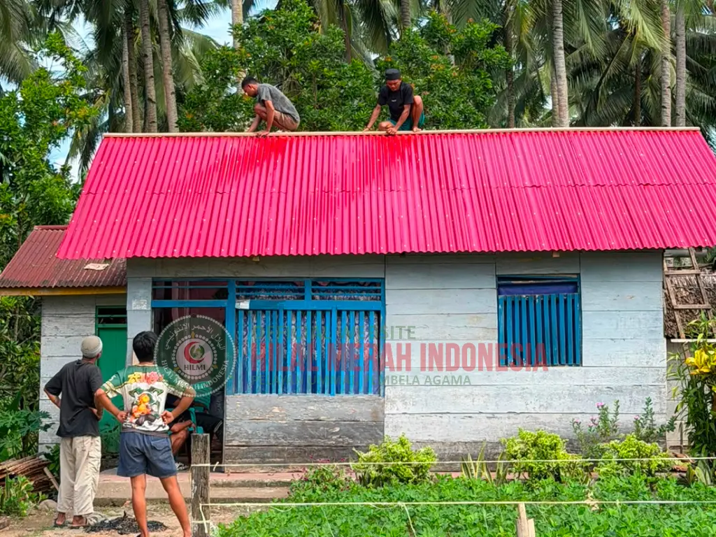 Hilmi Perbaiki Atap Rumah Nenek Rosdiana Hilmi Atap Rumah Nenek Rosdiana Diperbaiki, Relawan Hadirkan Harapan Baru di Bolaang Mongondow 1