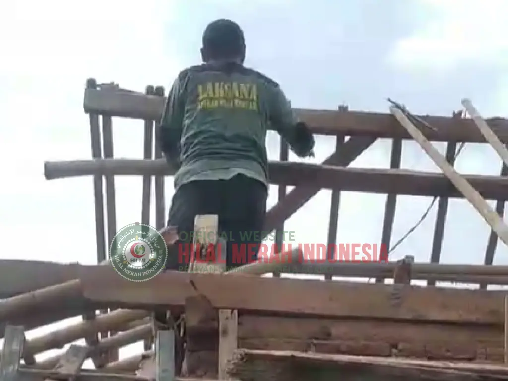 Relawan HILMI FPI Tasik dan Warga Gotong Royong Wujudkan Hunian Layak 1