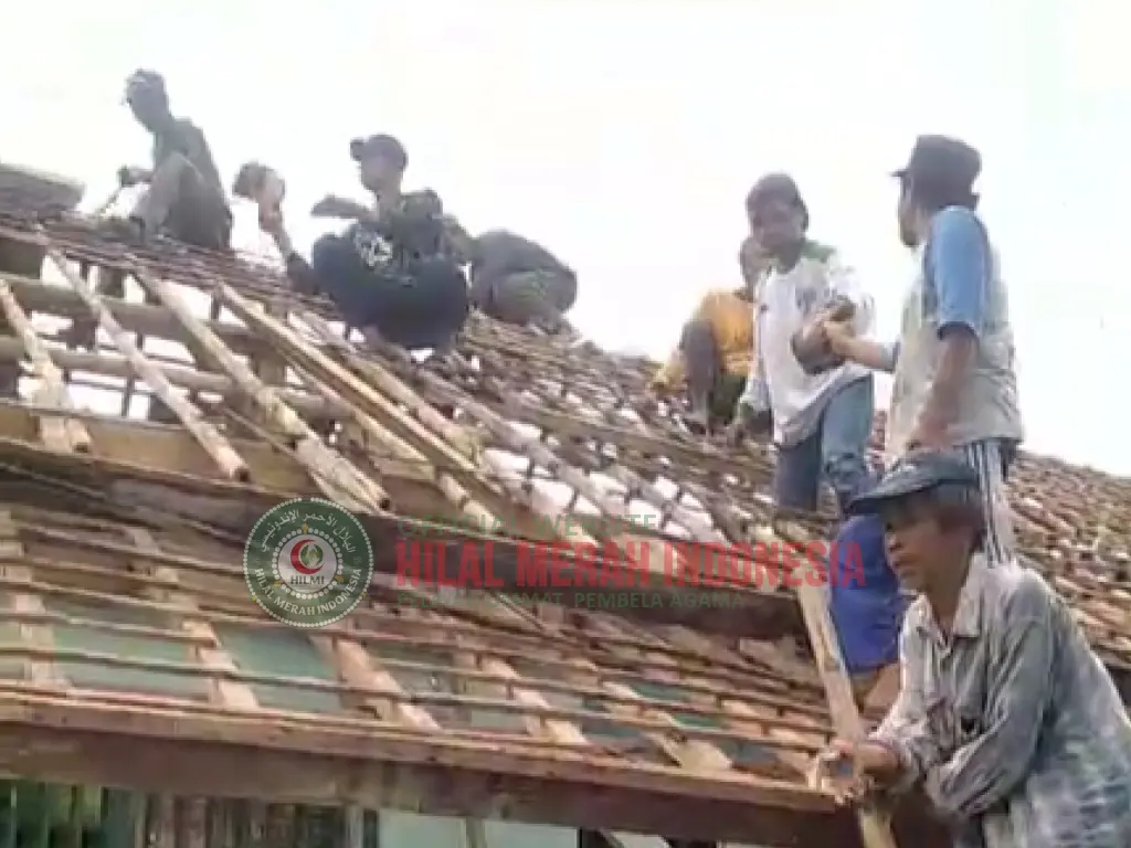 Relawan HILMI FPI Tasik dan Warga Gotong Royong Wujudkan Hunian Layak