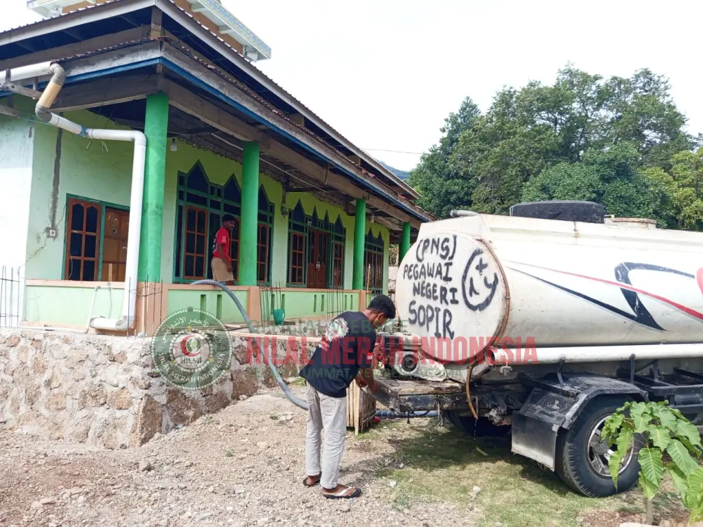 DPP HILMI-FPI Salurkan Bantuan Air Bersih untuk Jamaah Masjid 1