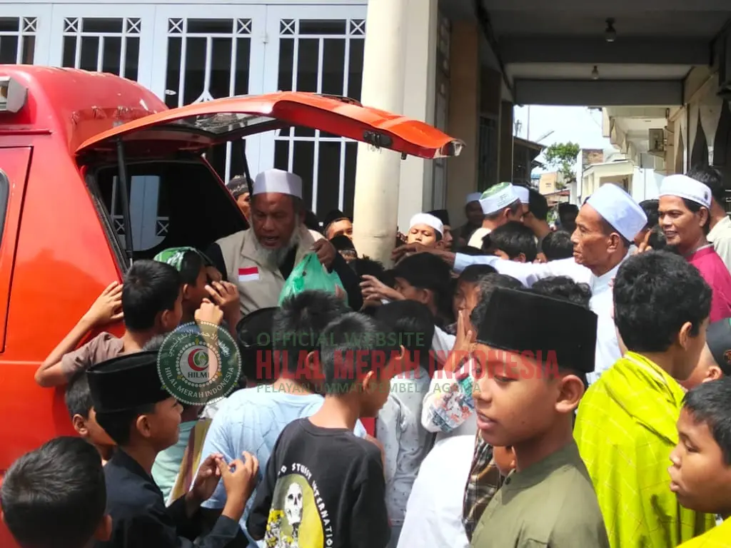 HILMI-FPI Sumut Bagikan 110 Bungkus Nasi dalam Program Jumat Berkah di Medan Barat