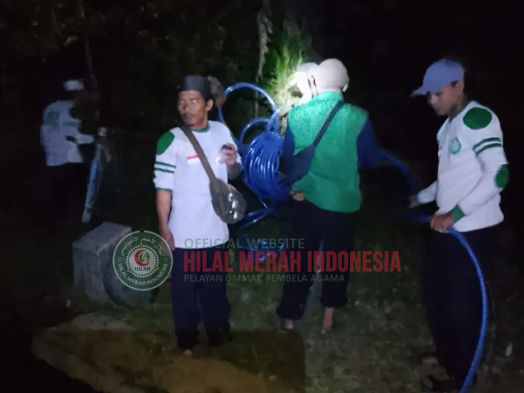 HIlMI-FPI Pasang Jaringan Air, Di Lokasi Bencana Kebakaran Kampung Adat