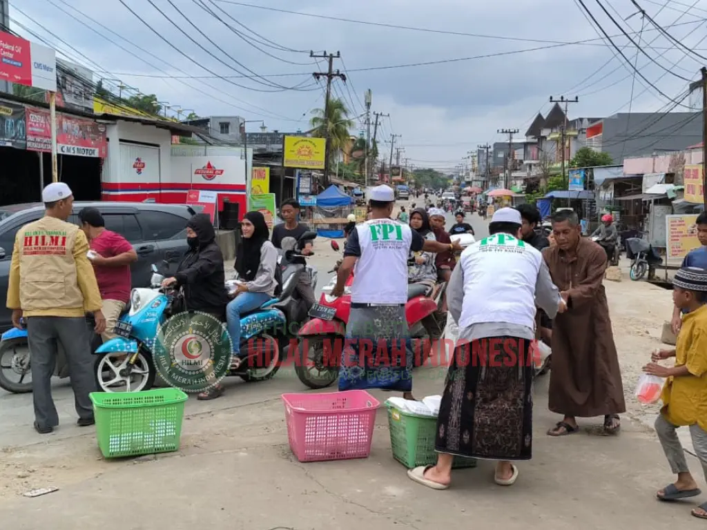 Hilmi 225 Kotak Nasi Dibagikan HILMI dan DPD FPI Kaltim kepada Jamaah dan Pengguna Jalan 1