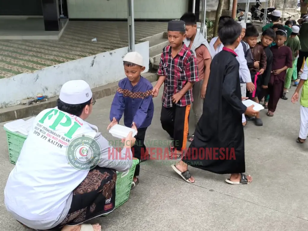 Hilmi 225 Kotak Nasi Dibagikan HILMI dan DPD FPI Kaltim kepada Jamaah dan Pengguna Jalan