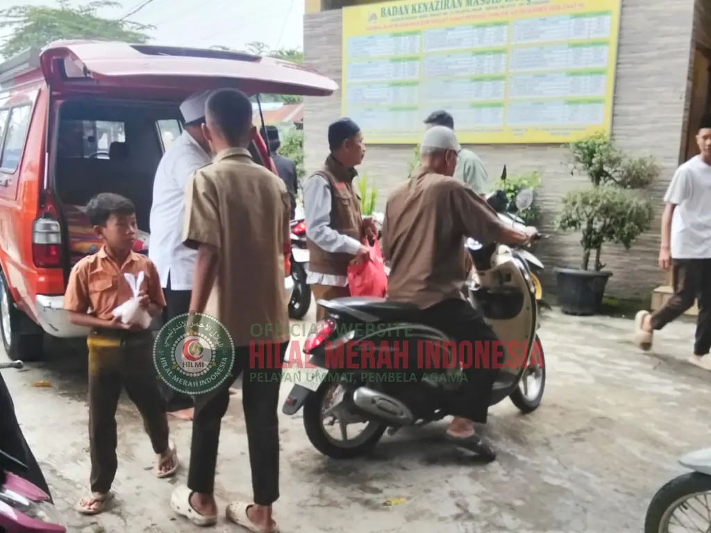 Hilmi HILMI-FPI Sumut Kembali Tebar Kepedulian, Bagikan 100 Bungkus Nasi dalam Program Jumat Berkah 1