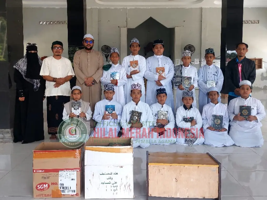 Agar Santri Tak Lagi Bergantian Mushaf, HILMI Salurkan 150 Al-Qur&rsquo;an dan 60 Iqra di Morowali