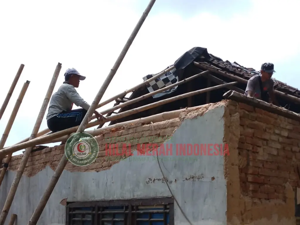 DPC FPI Rancah dan HILMI Ciamis Sigap Bantu Warga Korban Atap Rumah Ambruk