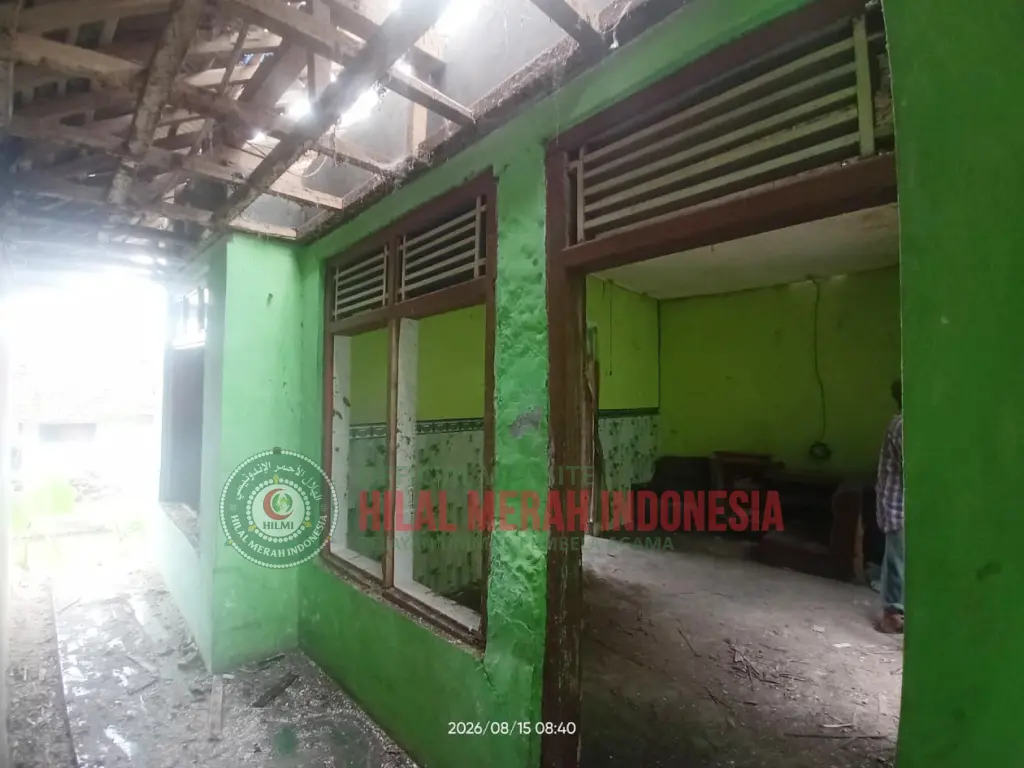 HILMI&ndash;FPI Ciamis Salurkan Bantuan untuk Perbaikan Atap Rumah Yatim di Padamulya