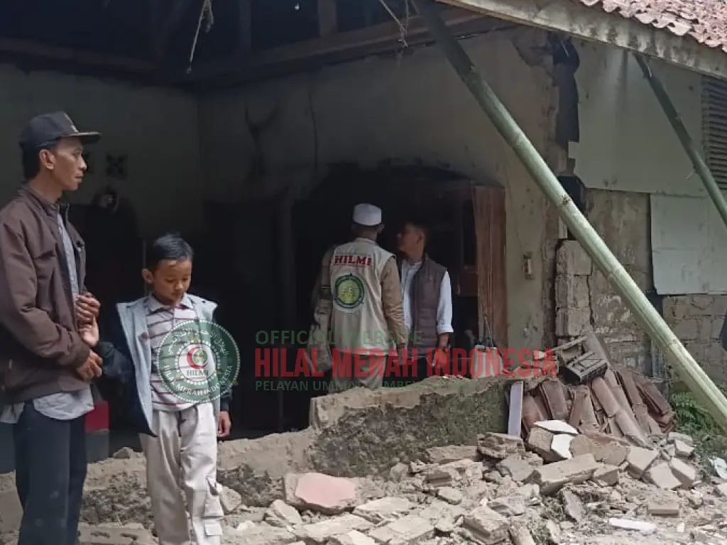 HILMI-FPI Ciamis Bersinergi Tinjau Rumah Warga Yang Dindingnya Ambruk Di Cihaurbeuti