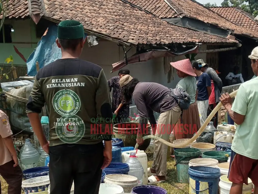 Salurkan Dua Tangki Air Bersih HILMI-FPI Kembali Hadir di Tengah Kekeringan, Salurkan Dua Tangki Air Bersih untuk Warga Cibarusah 1