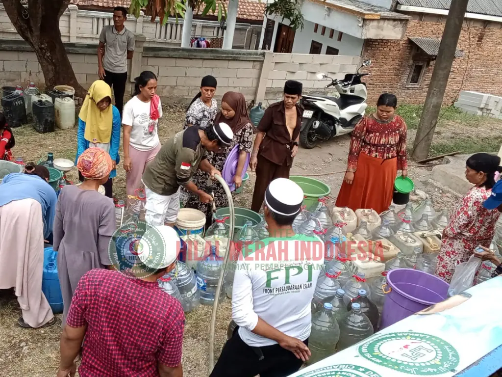 HILMI-FPI Salurkan Air Bersih bagi Warga Terdampak Kekeringan 1