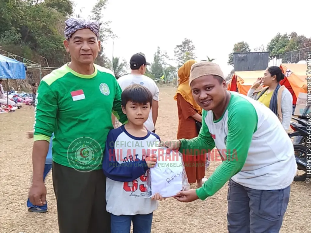 Hilmi Bazar Gratis Pakaian Baru DPP HILMI FPI Dan FPI Kab Sukabumi Di Lokasi Pengungsian
