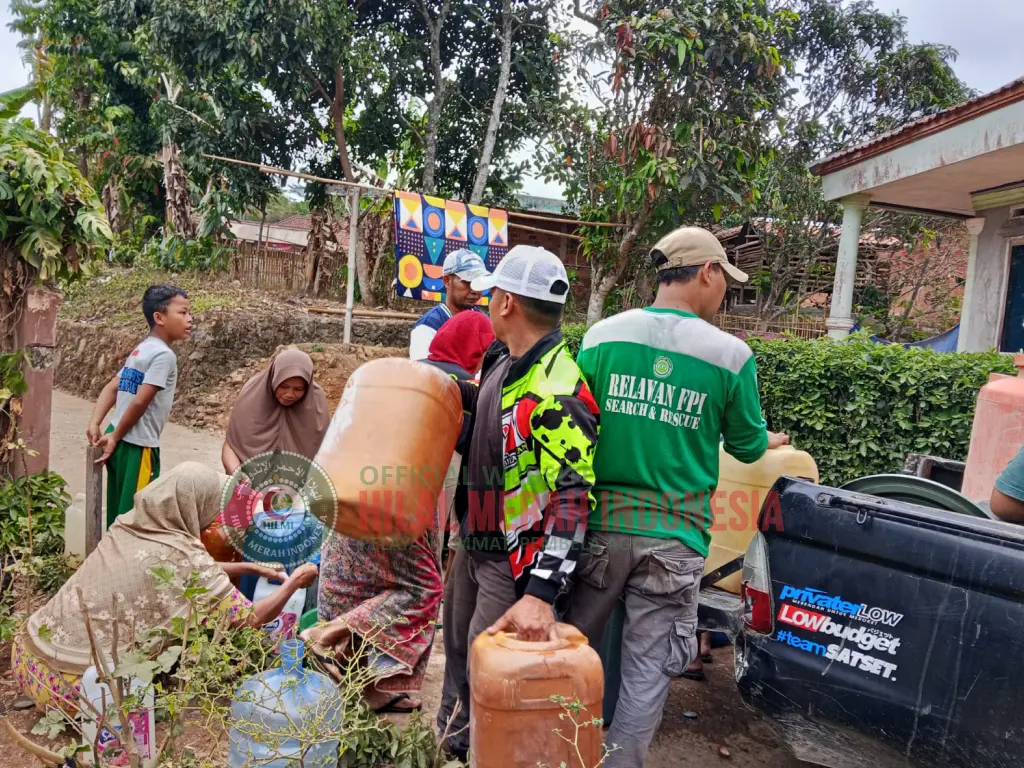 Alirkan Sedekah Air, DPC Pabuaran FPI Kab.Sukabumi, Bantu Warga Terdampak Kesulitan Air Bersih