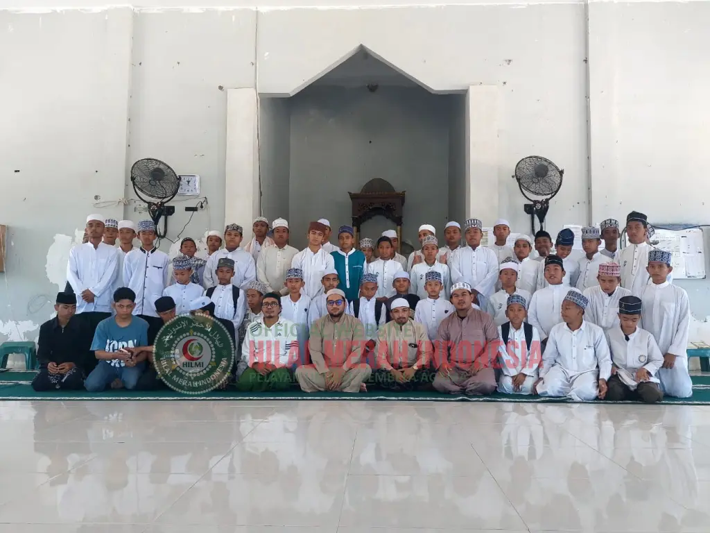 Enam Rol Karpet untuk Masjid Pesantren Miftahul Khairaat, HILMI dan Relawan Pemulung Amal Hadirkan Kenyamanan bagi Santri