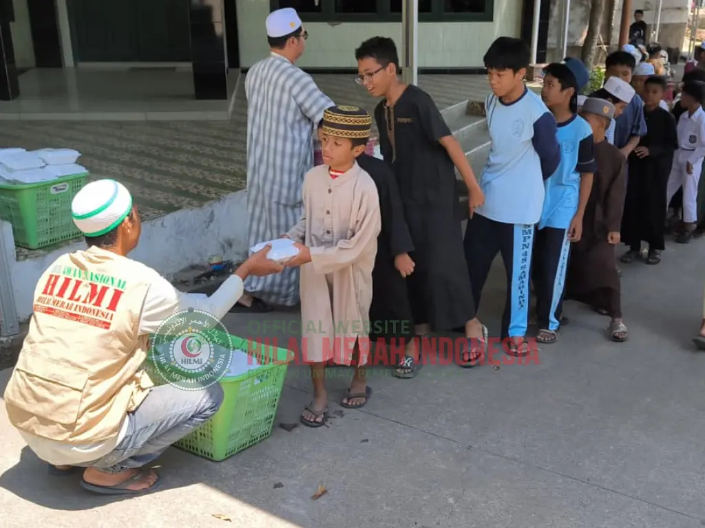 Jamaah dan Pengguna Jalan HILMI-FPI Kaltim, 201 Kotak Nasi Dibagikan kepada Jamaah dan Pengguna Jalan 1