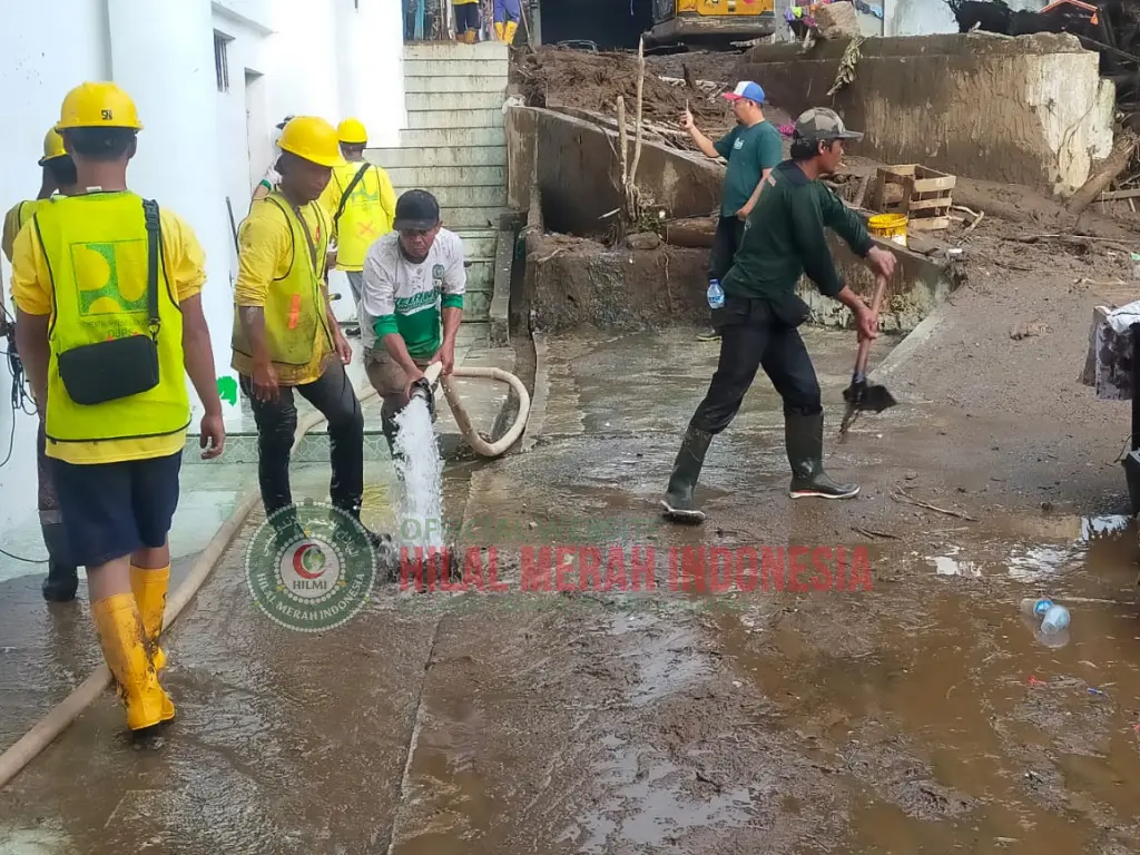 Relawan HILMI-FPI Terjun Bersihkan Lumpur dan Material Longsor di Arosuka, Solok 1