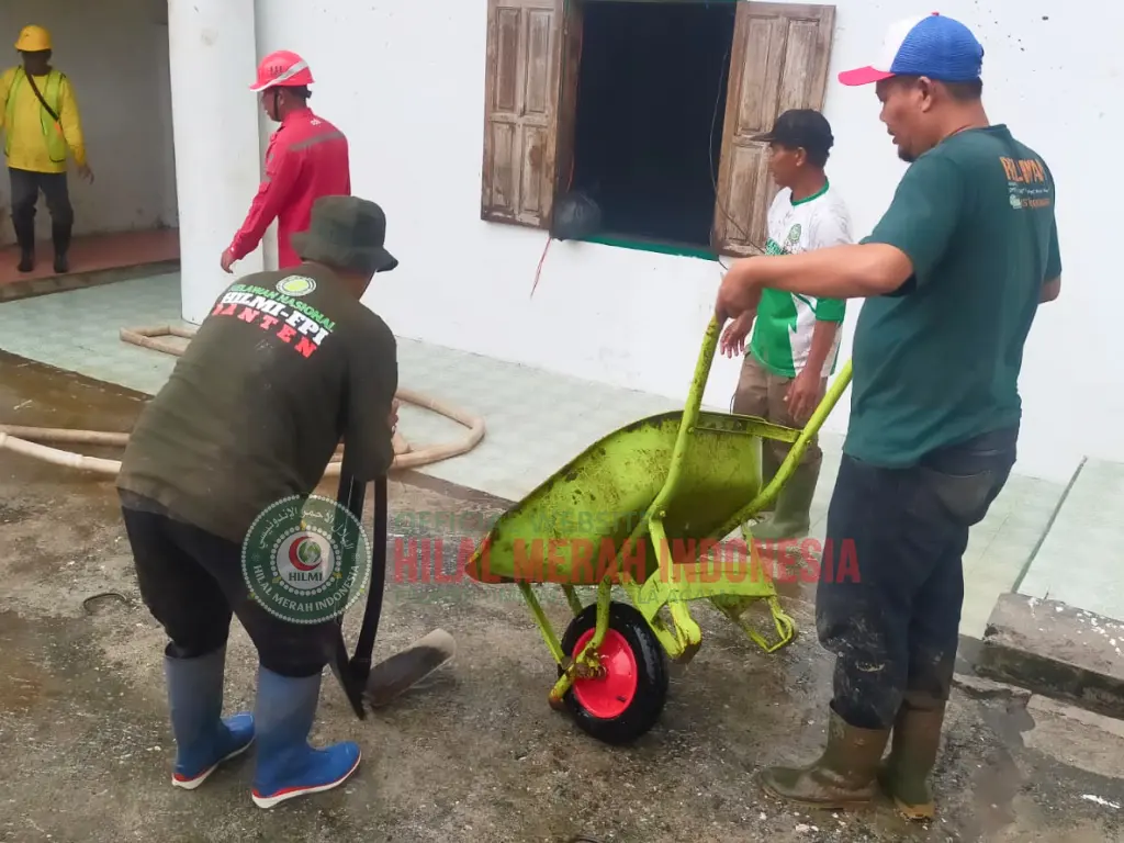 Relawan HILMI-FPI Terjun Bersihkan Lumpur dan Material Longsor di Arosuka, Solok