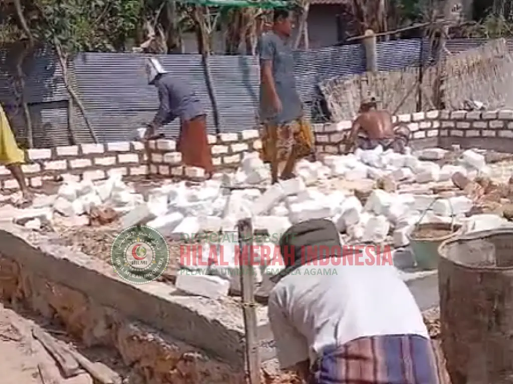 Relawan HILMI FPU Bergotong Royong, Membangun Rumah Ustadz Moh Saleh 1