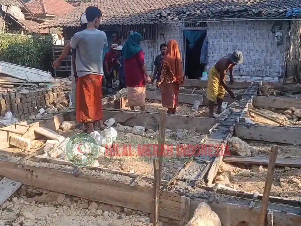 Relawan HILMI FPU Bergotong Royong, Membangun Rumah Ustadz Moh Saleh