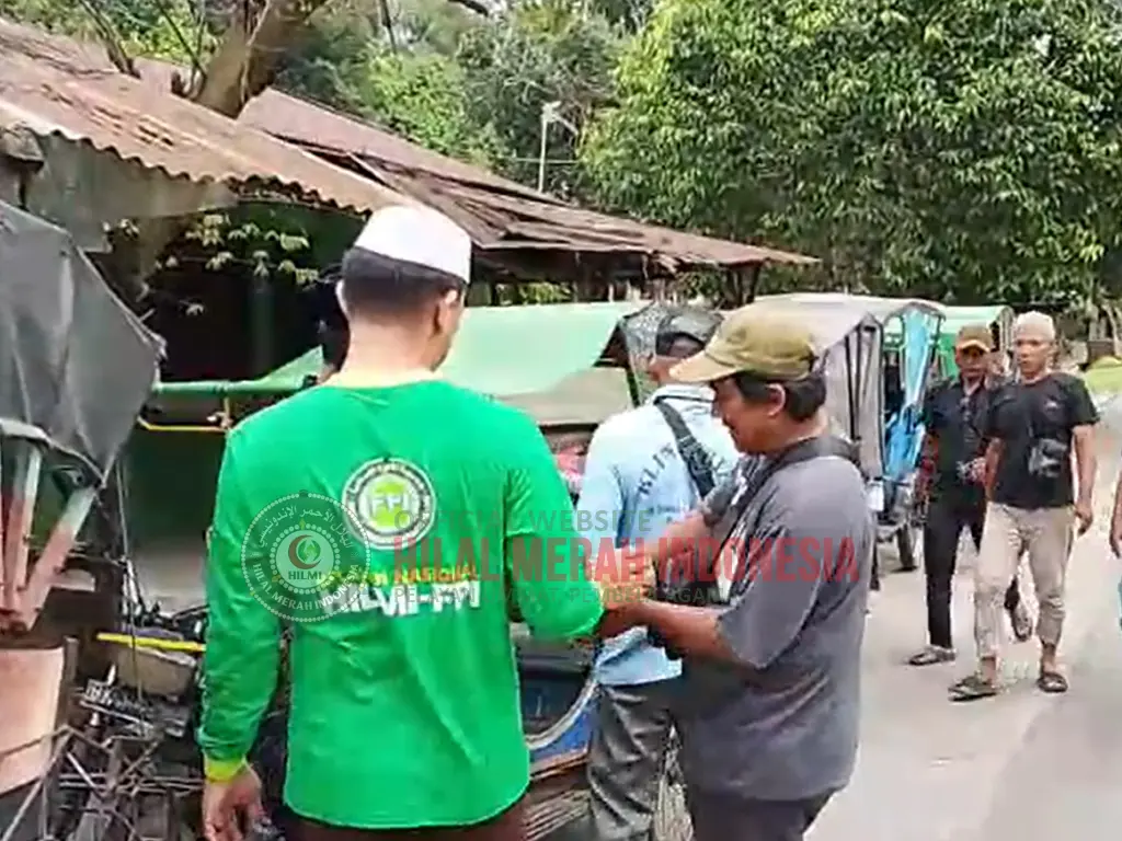 Selepas Salat Jumat, Relawan HILMI-FPI Bagikan 25 Bungkus Nasi di Lubuk Pakam 1