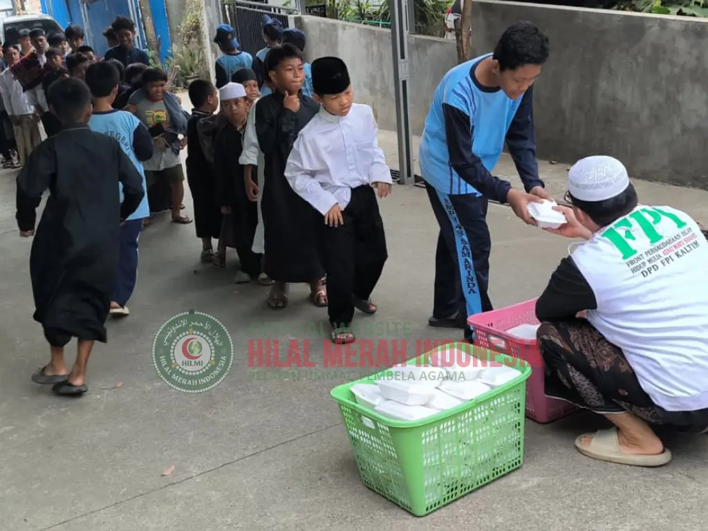 Tak Hanya Untuk Jamaah, 210 Kotak Nasi Dari Relawan HILMI FPI Kaltim, Juga Menyapa Pengguna Jalan 1