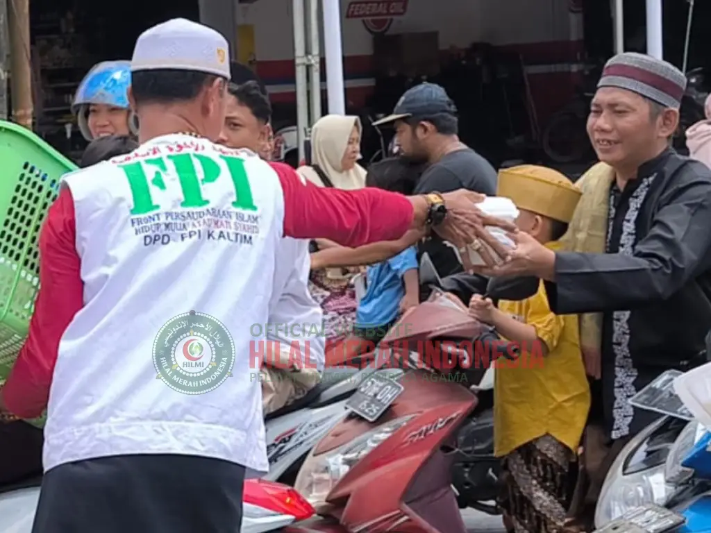 Tak Hanya Untuk Jamaah, 210 Kotak Nasi Dari Relawan HILMI FPI Kaltim, Juga Menyapa Pengguna Jalan