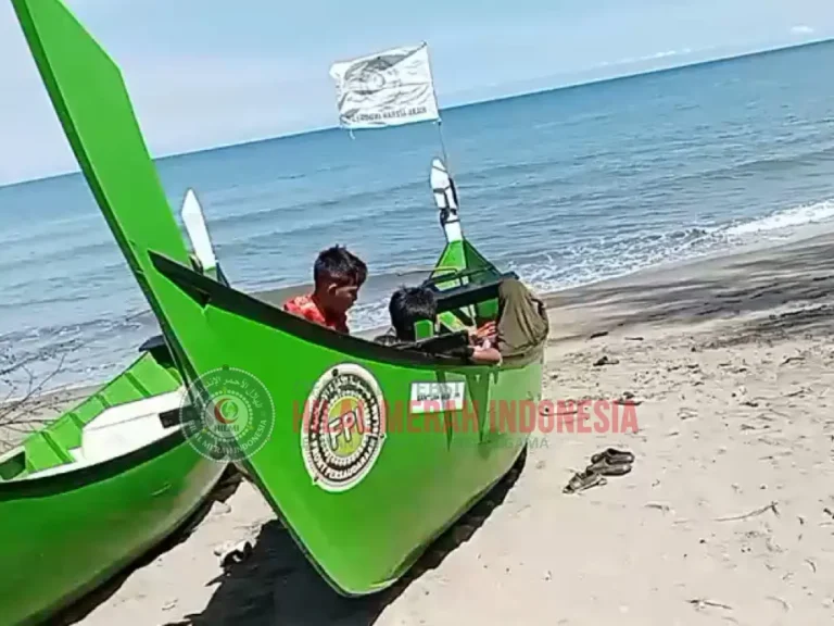 Bangkitkan Kembali Harapan Nelayan Pascabanjir Bandang, HILMI-FPI Serahkan Dua Perahu Jaring di Aceh Utara