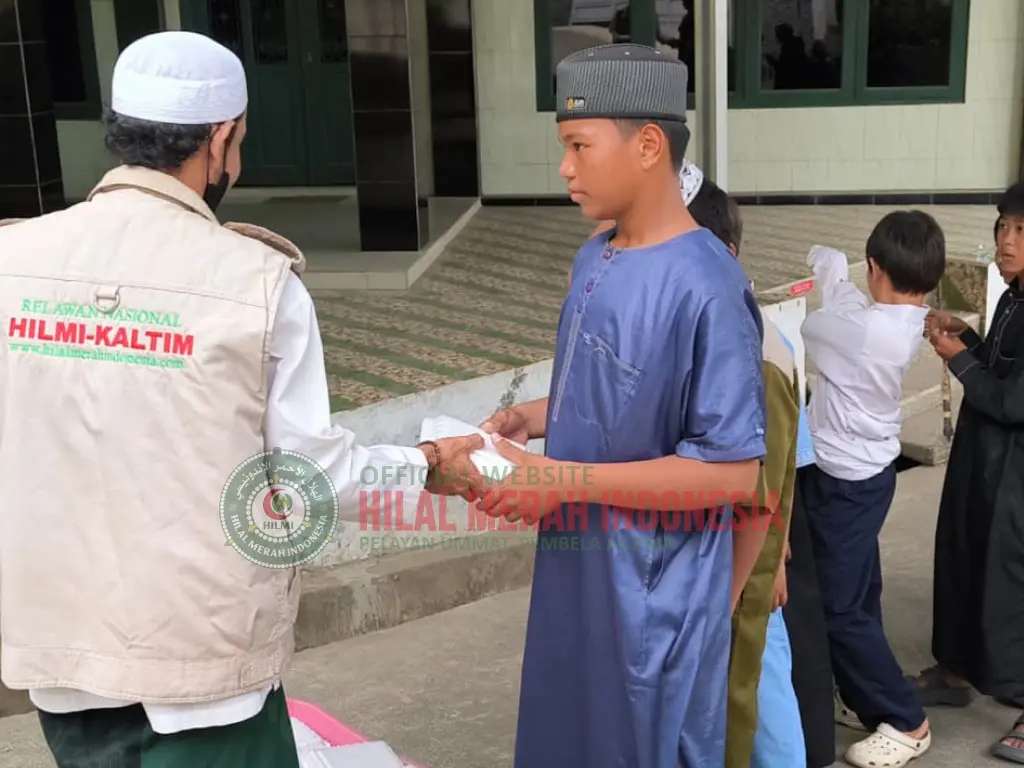 DPD FPI Kaltim dan HILMI Bagikan 172 Kotak Nasi untuk Jamaah dan Pengguna Jalan