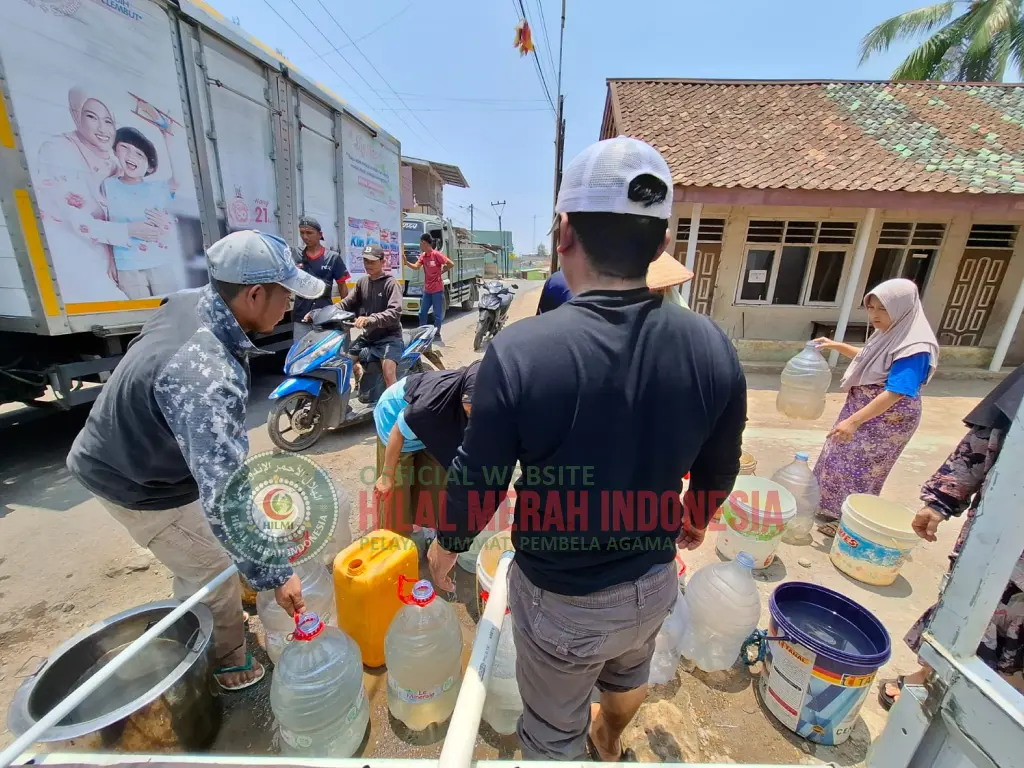Salurkan Air Bersih HILMI DPC Pabuaran FPI Kab. Sukabumi Salurkan Air Bersih, 900 Ribu Liter 1