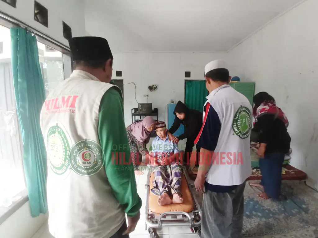 HILMI-FPI Ciamis Fasilitasi Ambulans Antarkan Kang Ahdi Kontrol Ke Rumah Sadik Dadi Keluarga